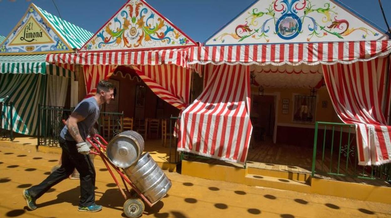 Un trabajador, durante la Feria de Abril de Sevilla