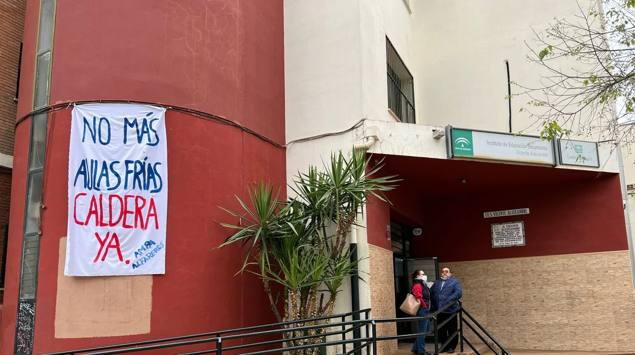 Pancarta en la puerta del instituto Vicente Aleixandre