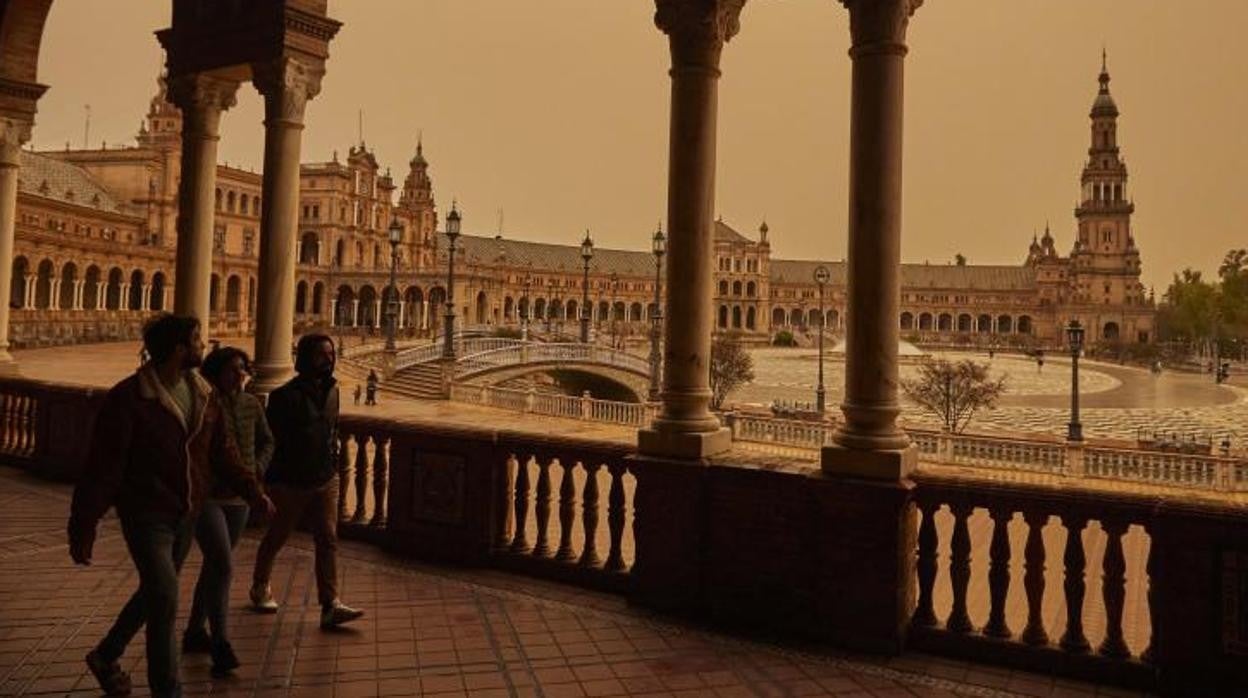 Marzo dice adiós con lluvias y calima en Sevilla