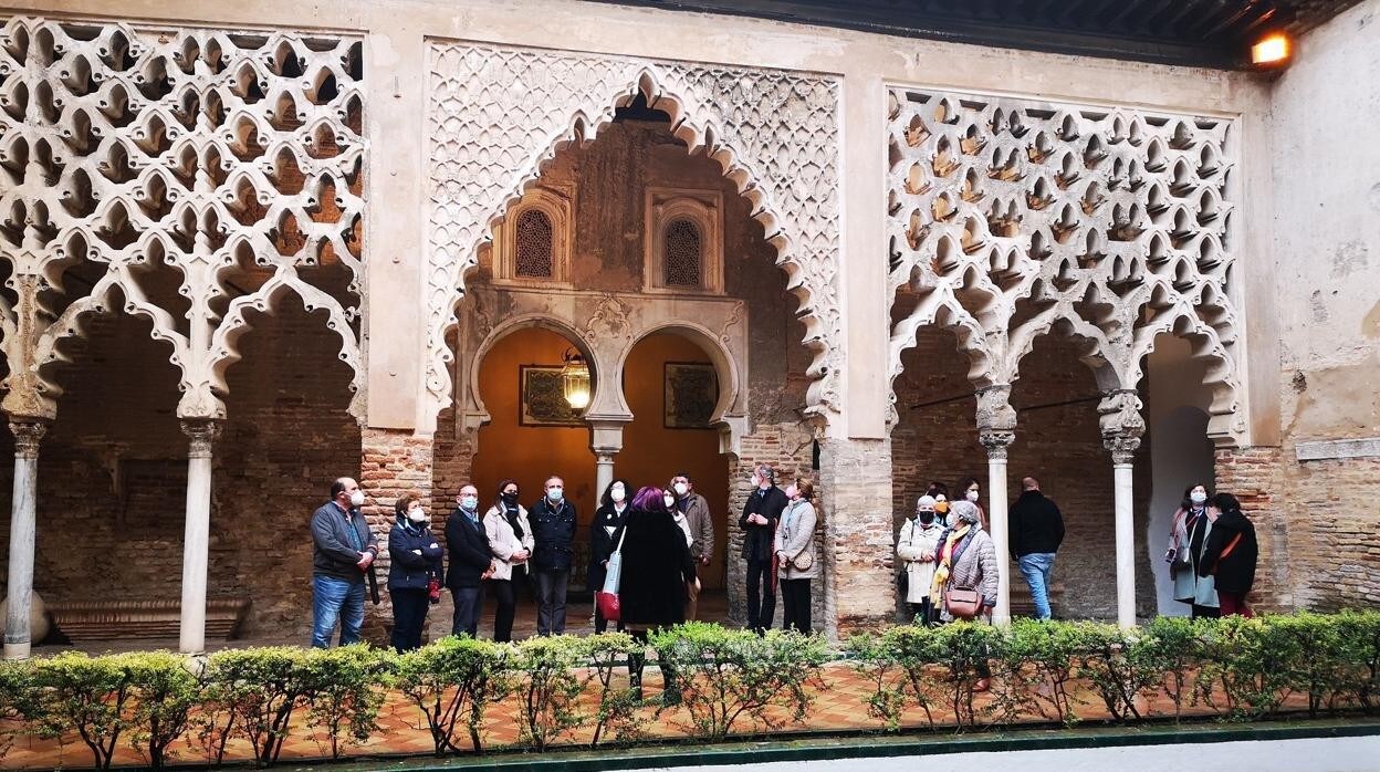 Un grupo de visitantes en uno de los patios del Real Alcázar