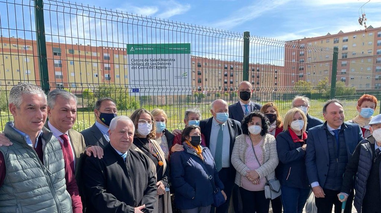 El consejero de Salud junto a autoridades sanitarias y vecinos del Cerro del Águila