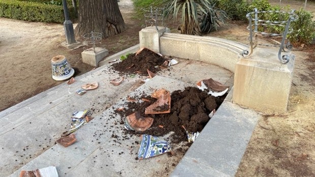 Nuevos actos vandálicos en el Parque de María Luisa: pintadas y maceteros destrozados