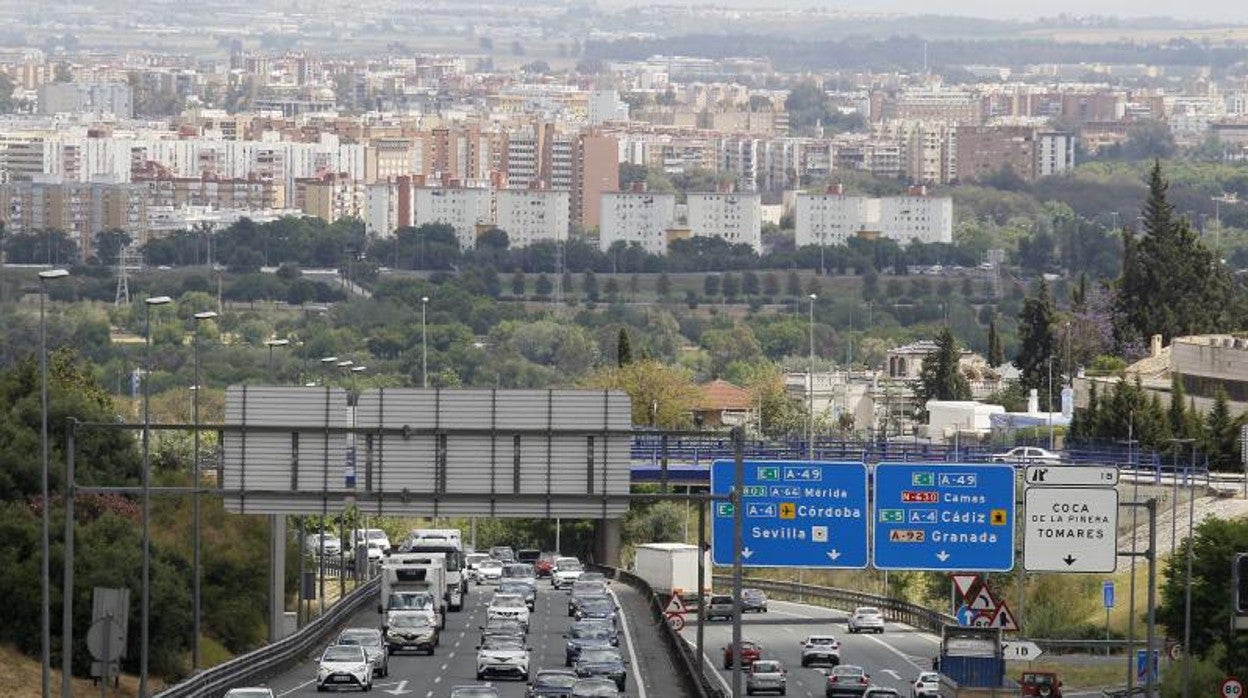 Largas colas de coches en las principales carreteras que conectan la capital hispalense con las playas