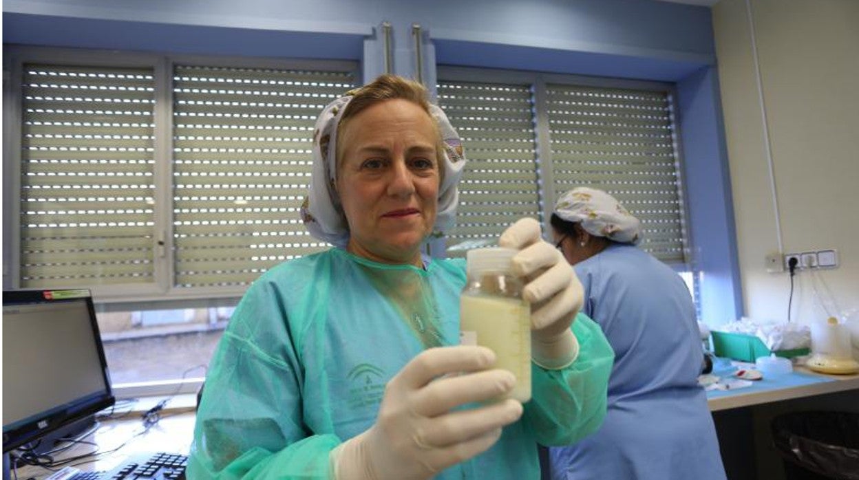 Una profesional sanitaria con uno de los recipientes donados