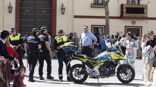 Los hosteleros de Sevilla denuncian una «acción policial desmedida» en la Semana Santa