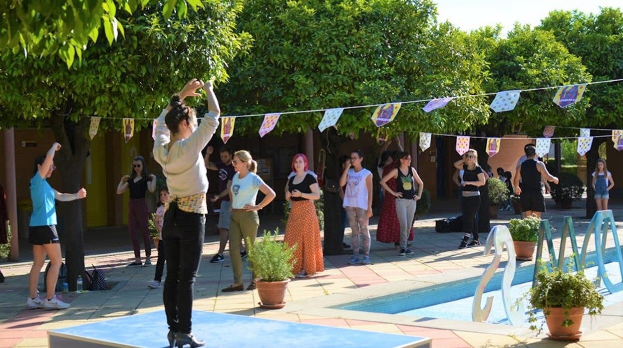 Una clase de sevillanas en la Universidad