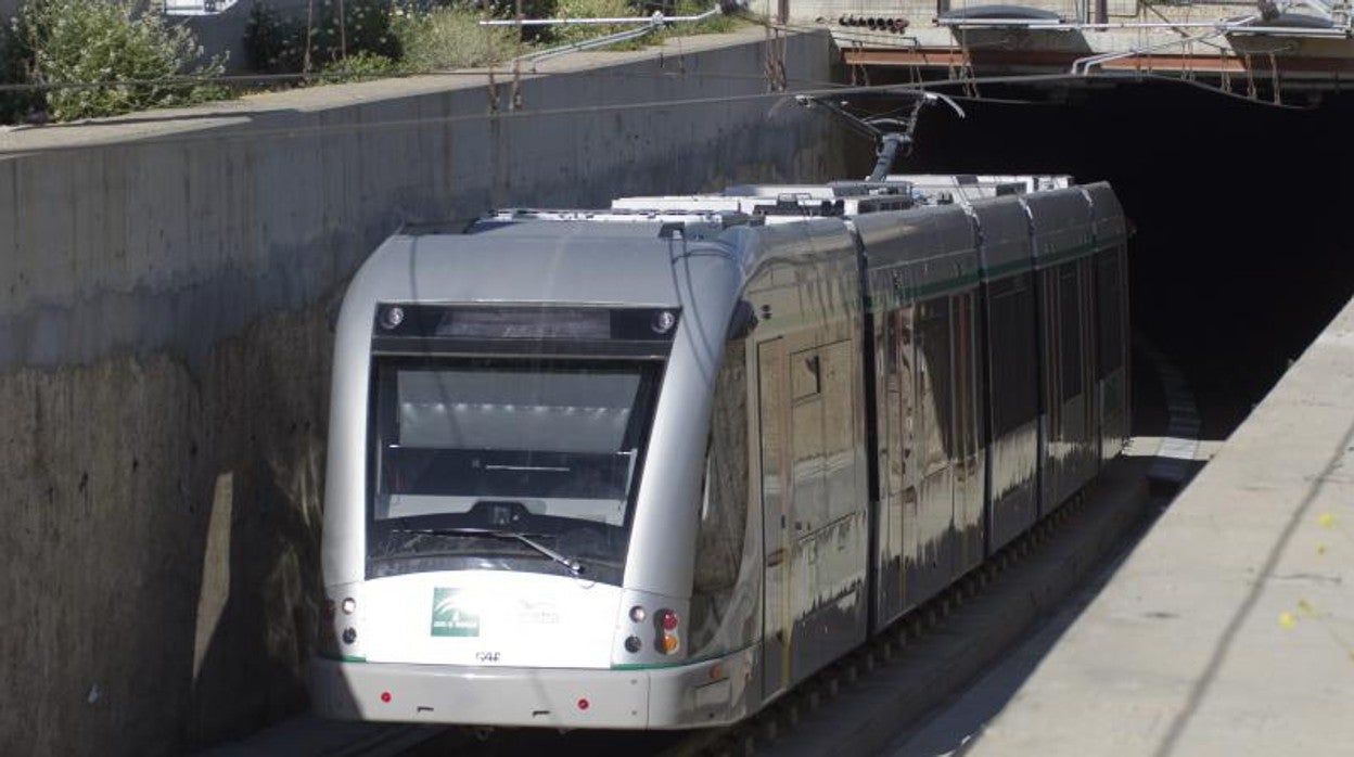 Uno de los trenes del metro de Sevilla antes de entrar al túnel