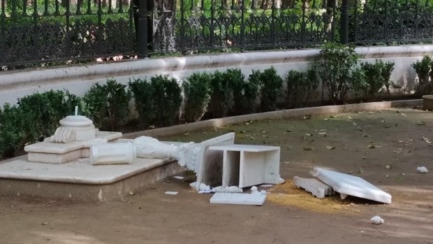 Nuevo atentado contra el patrimonio de Sevilla: destrozan el monumento a Bécquer en el Parque de María Luisa