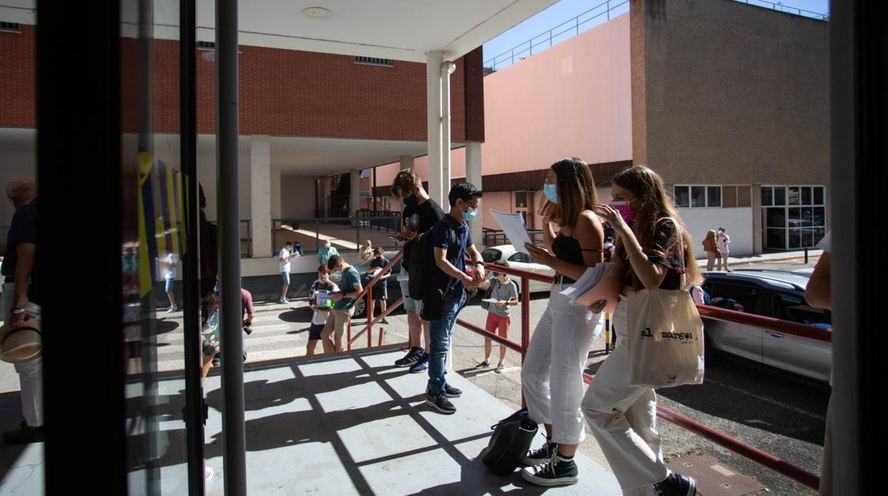 Estudiantes en la Escuela de Ingeniería