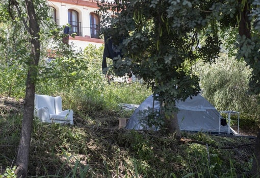 Tienda de campaña y un sofá en los jardines