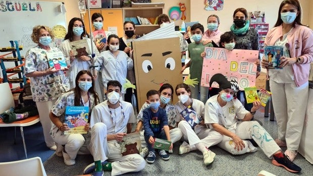 Valme se suma al Día del Libro con cuentacuentos y actividades en su Aula Hospitalaria