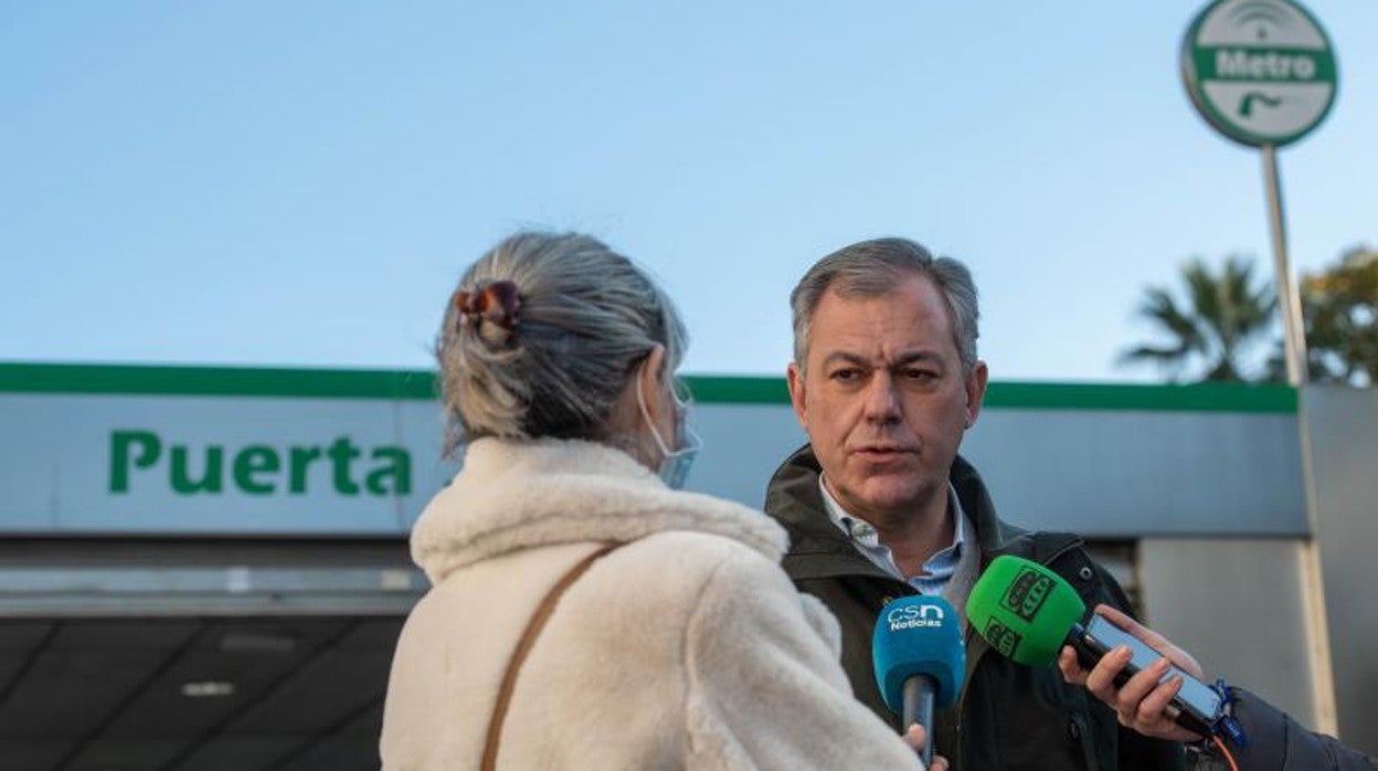 José Luis Sanz ante una parada de la línea 1 del metro de Sevilla