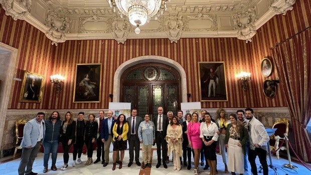 El alcalde de Sevilla se arranca a bailar sevillanas con María del Monte en el Ayuntamiento