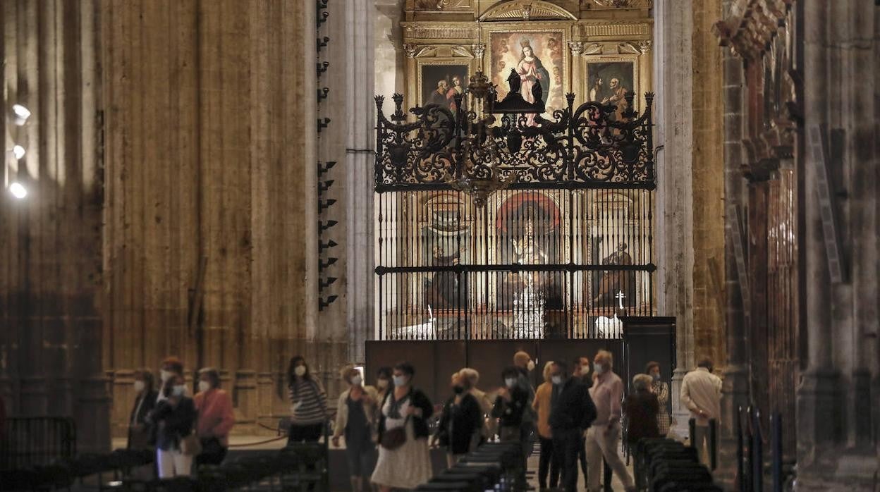 Visitantes en el interior de la Catedral de Sevilla