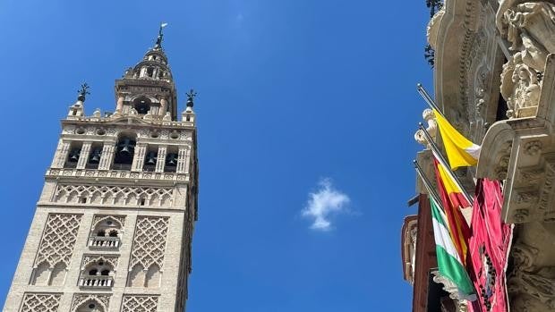 Las campanas de la Giralda doblan a muerto por el fallecimiento del cardenal Carlos Amigo