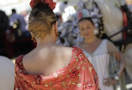 Los mantoncillos bordados están de moda en la Feria de Abril de 2022