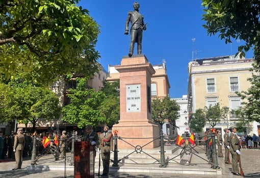 El monumento a Daoiz es el epicentro del homenaje a los héroes de la independencia