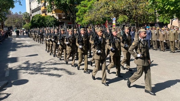 Parada militar en homenaje a los héroes del Dos de Mayo en Sevilla