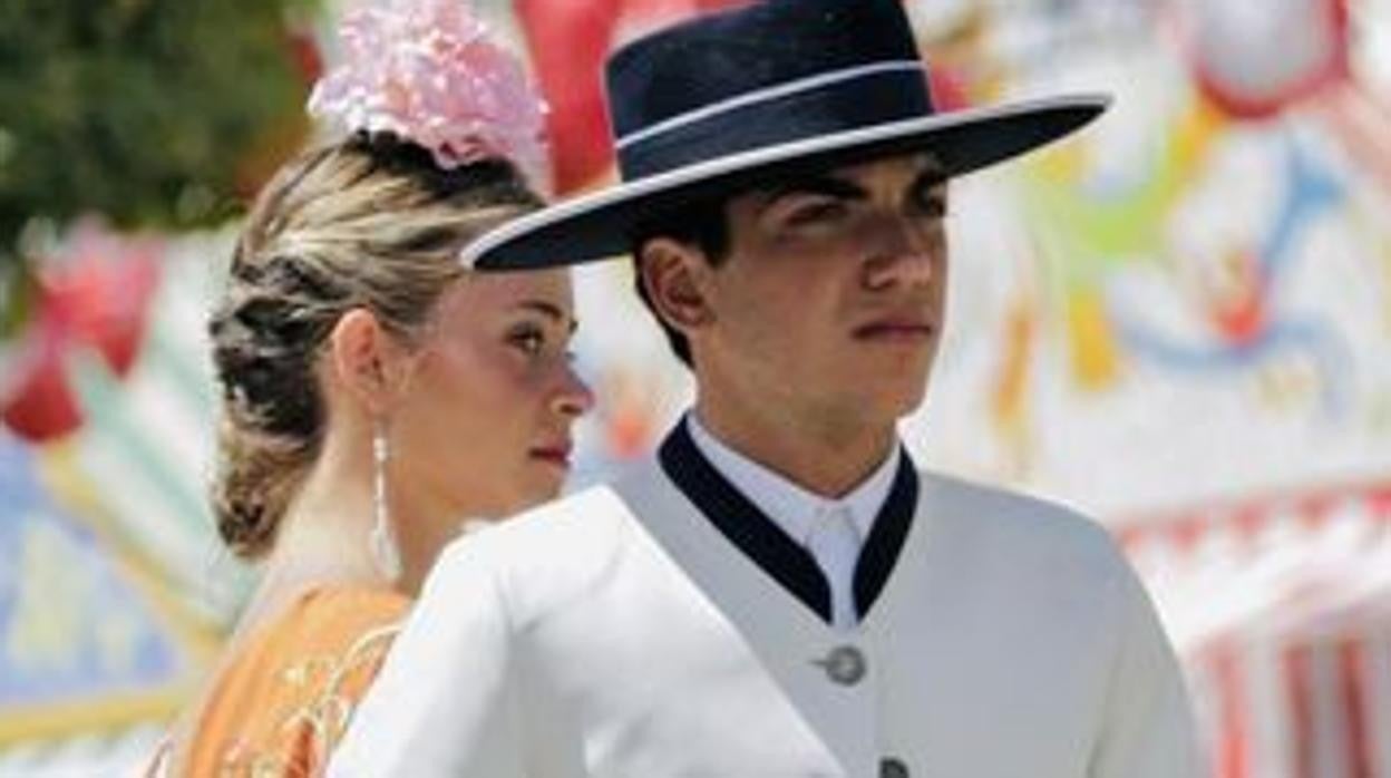 Ambiente de caballistas y flamencas en el real de la Feria de Sevilla