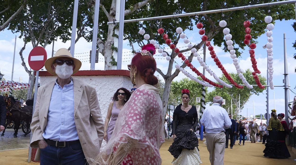 Feriantes con mascarilla en el real