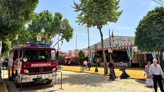 Los bomberos completan la inspección de todas las casetas de la Feria para reducir riesgos de incendio