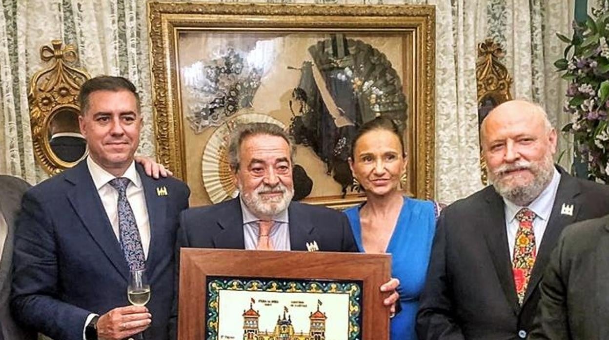 Sobre estas líneas el premio otorgado a la caseta «Los abanicos»