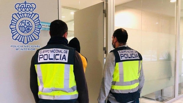 Detenidos en Sevilla tres violentos ladrones que asaltaban a sus víctimas con la técnica 'Mataleón'