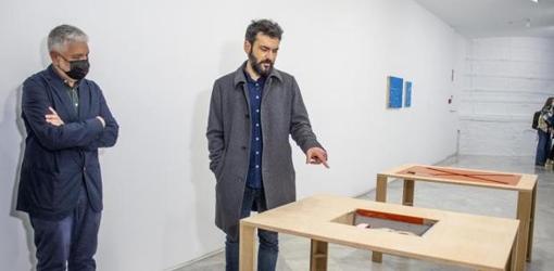 El autor, junto a Juan Antonio Álvarez Reyes, en la exposición