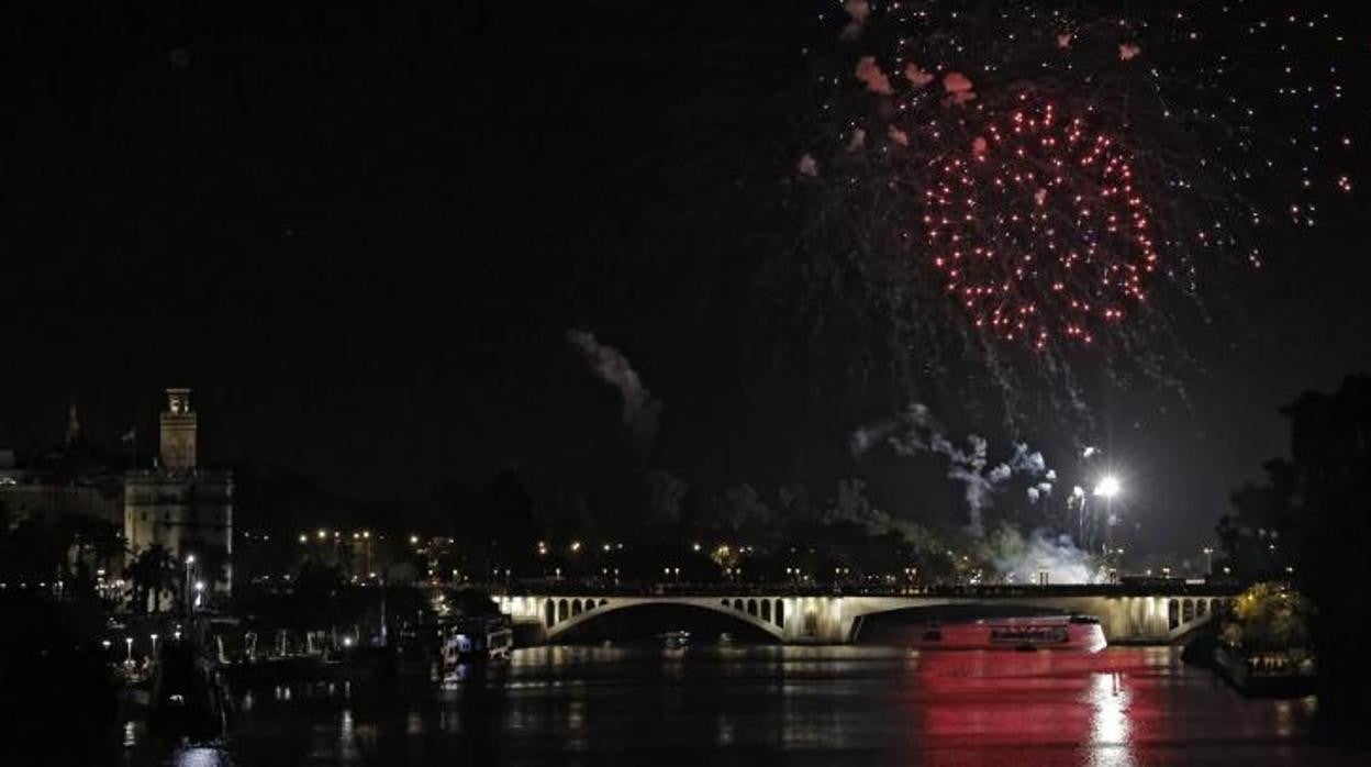 El espectáculo de pirotecnia pone fin a la Feria de Abril de Sevilla 2022