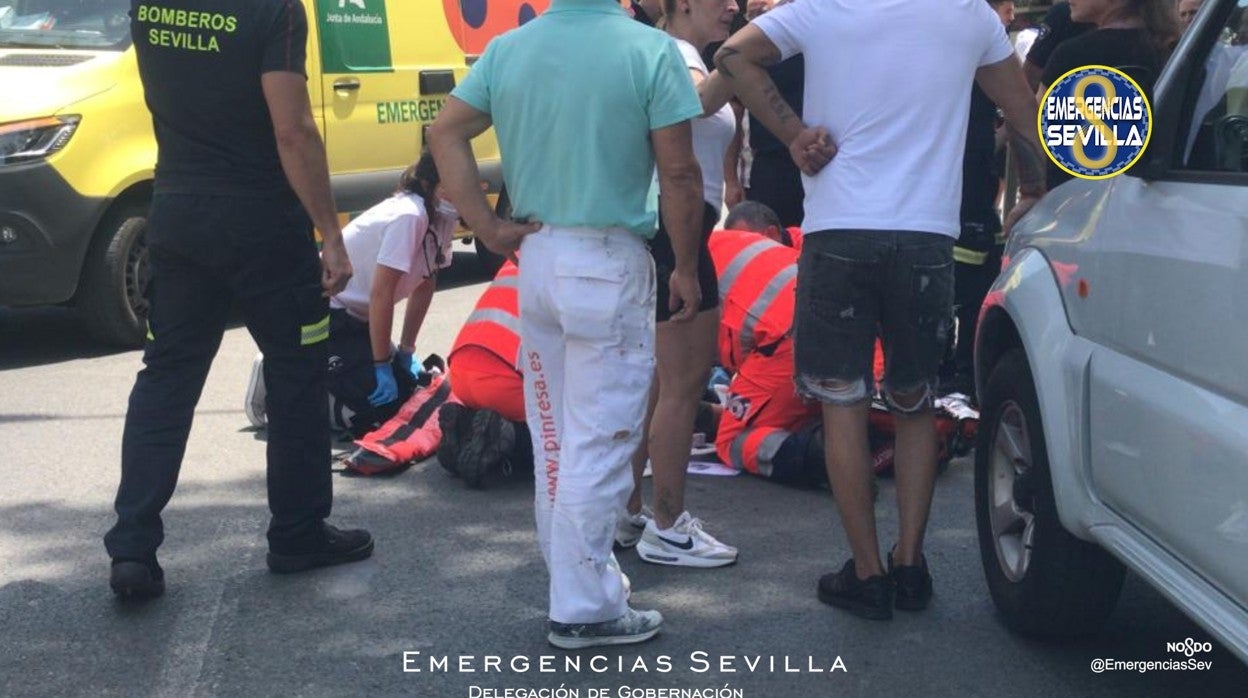 Personal del servicio de Emergencias 061 y de los bomberos asistiendo al motorista