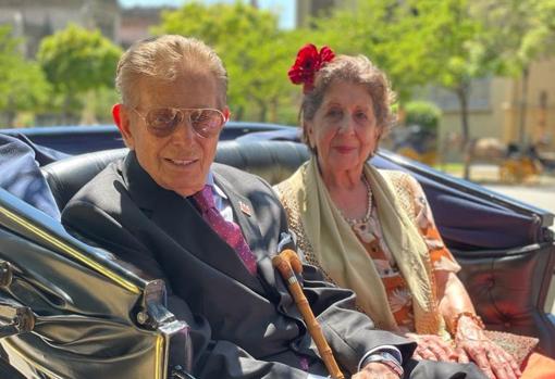 Isabel y Paco yendo a la Feria en coche de caballos