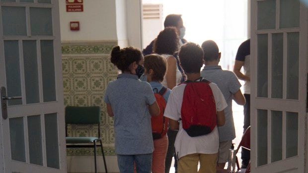 La oleada de contagios en colegios e institutos de Sevilla provoca la falta de cientos de profesores