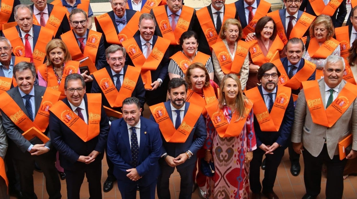 Foto de familia de egresados con el decano, Antonio Navarro