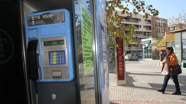 El Ayuntamiento y Telefónica retiran las últimas 117 cabinas de teléfono de Sevilla