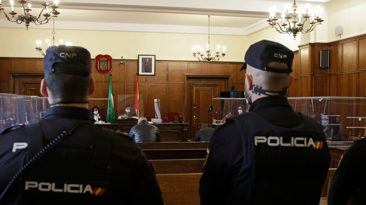 Agentes de la Policía Nacional durante la celebración de un juicio en la Audiencia de Sevilla, en una imagen de archivo