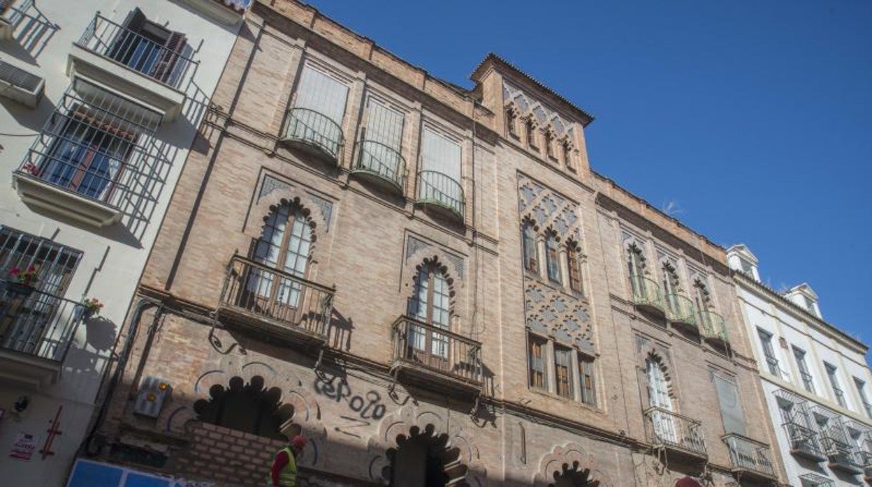 Fachada del antiguo cine Trajano que será un teatro y un hotel