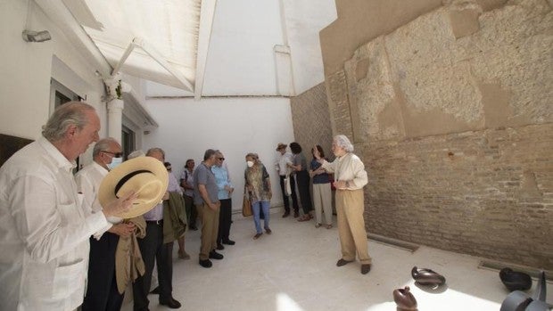 La muralla islámica de la calle Castelar recibe la primera visita