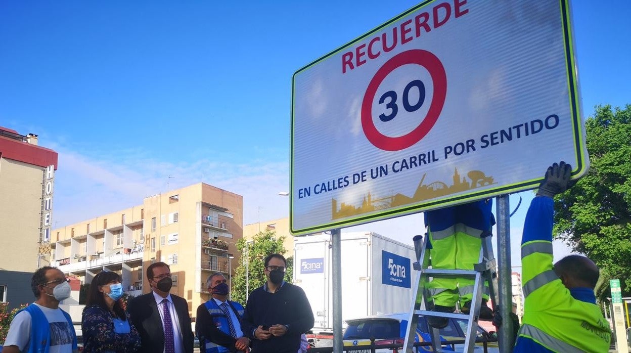 Operarios municipales colocando señalización en la zona de Santa Justa