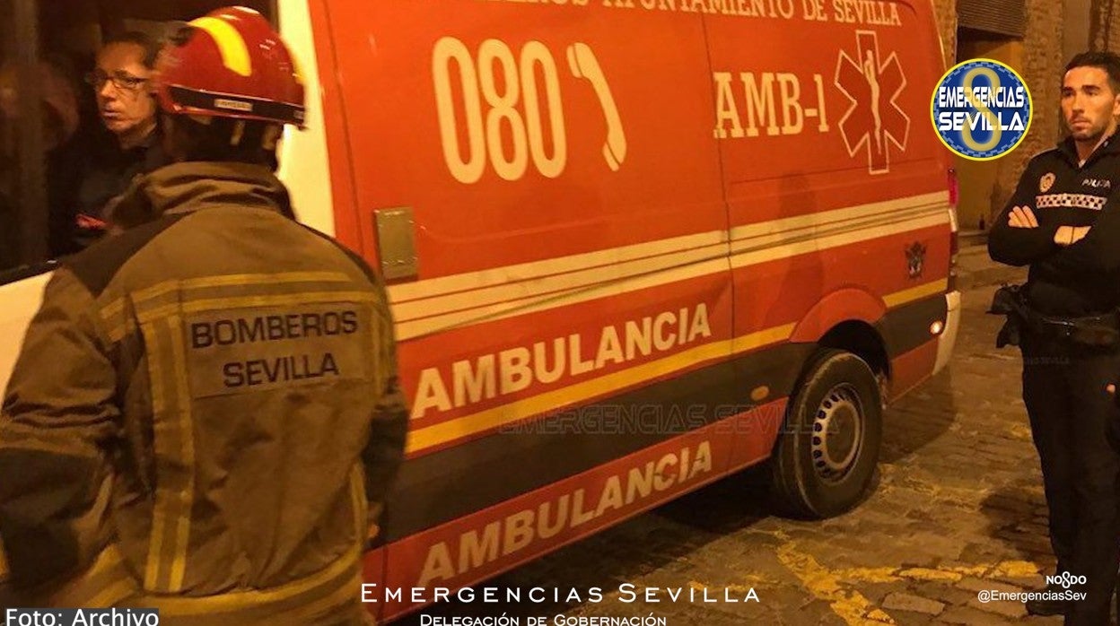 Agentes de la Policía con los bomberos que han rescatado a la mujer