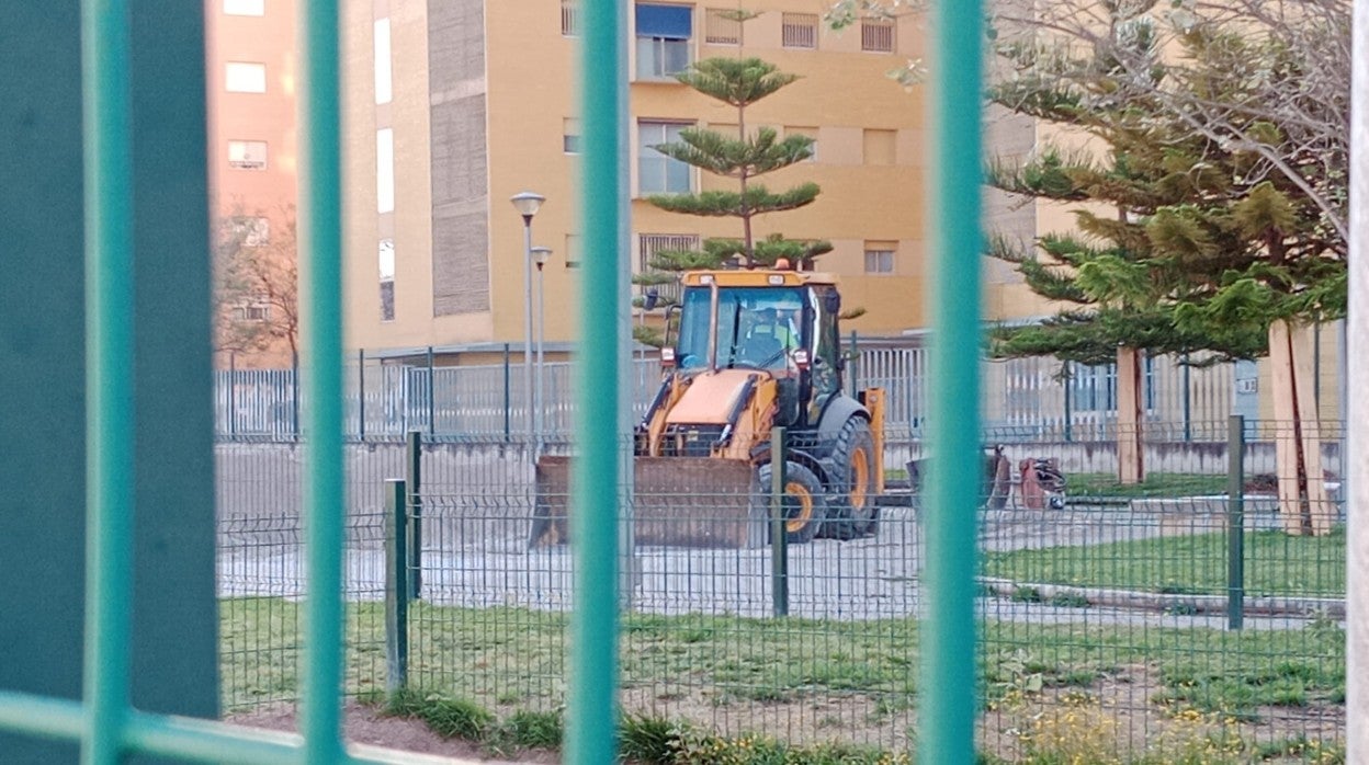 Obras en Sevilla Este para aumentar los espacios de entretenimiento infantil y el arbolado