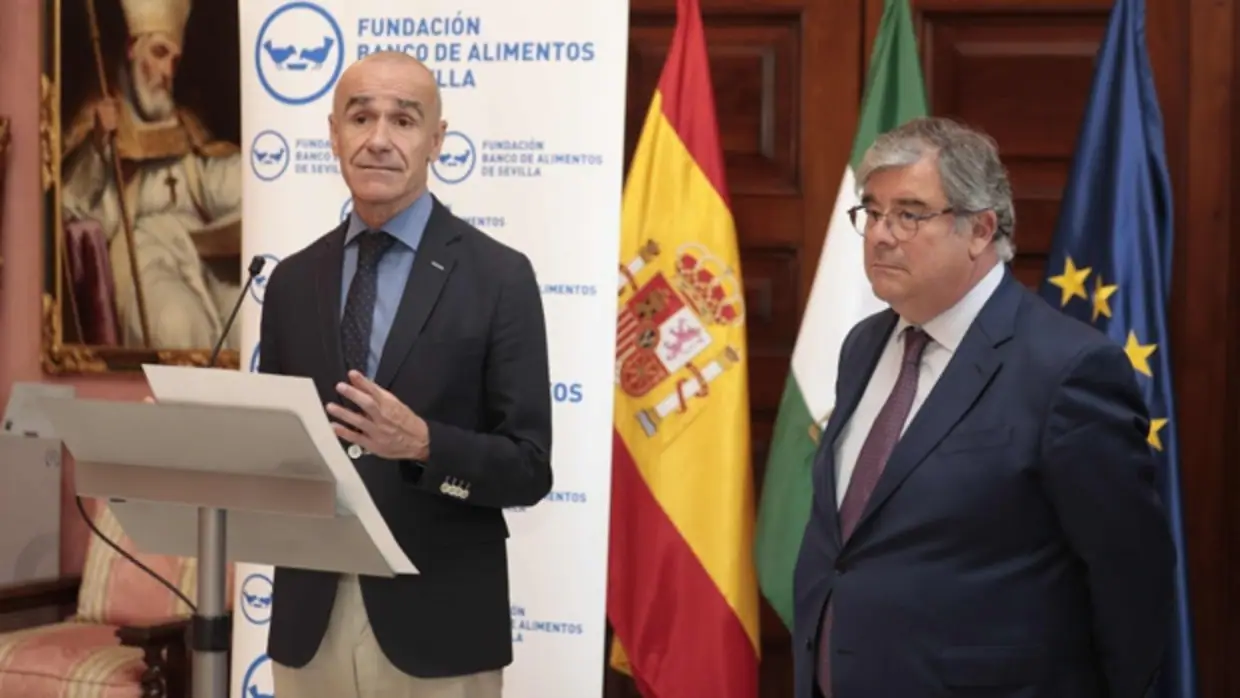 El alcalde de Sevilla, Antonio Muñoz, junto con el presidente de la Fundación Banco de Alimentos, Agustín Vidal-Aragón