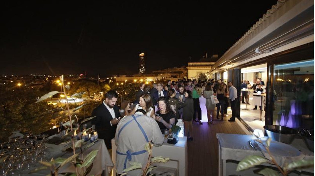 Un evento en la terraza del hotel Kivir donde se presentó la campaña