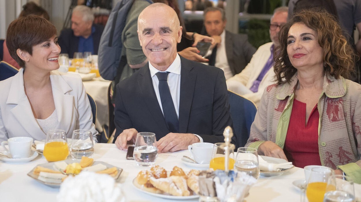 El alcalde de Sevilla, flanqueado por las ministras de Política Territorial y Hacienda y Función Pública