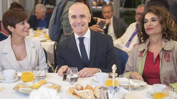 Antonio Muñoz reclama en Madrid financiación para la conexión al aeropuerto de Sevilla y la ampliación del Bellas Artes