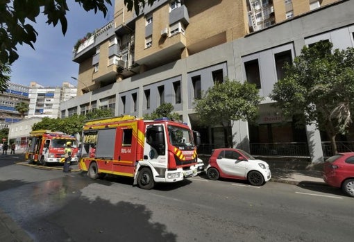 Los bomberos en el exterior del edificio afectado