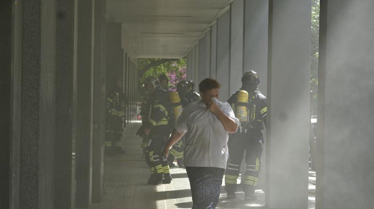 Imagen del exterior del incendio declarado este lunes en la antigua clínia