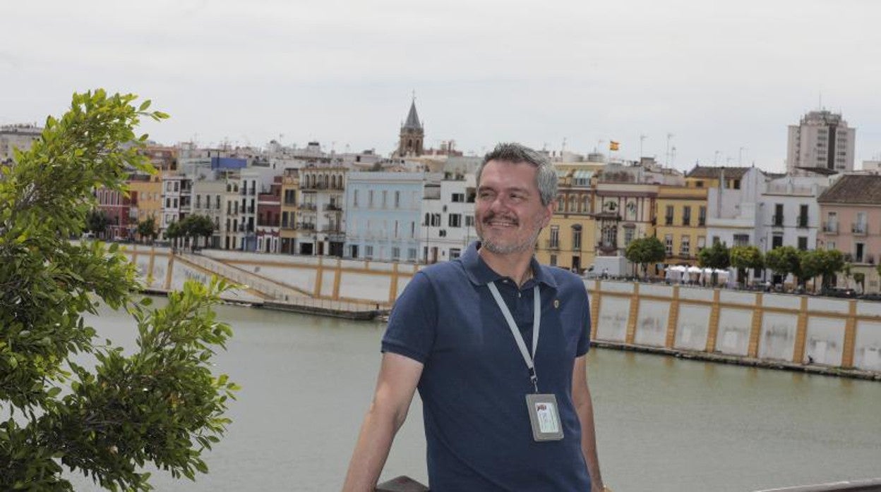 Patrik Perret, en el puente de Triana