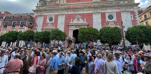 La hermandad del Rocío de Sevilla en su salida desde el Salvador