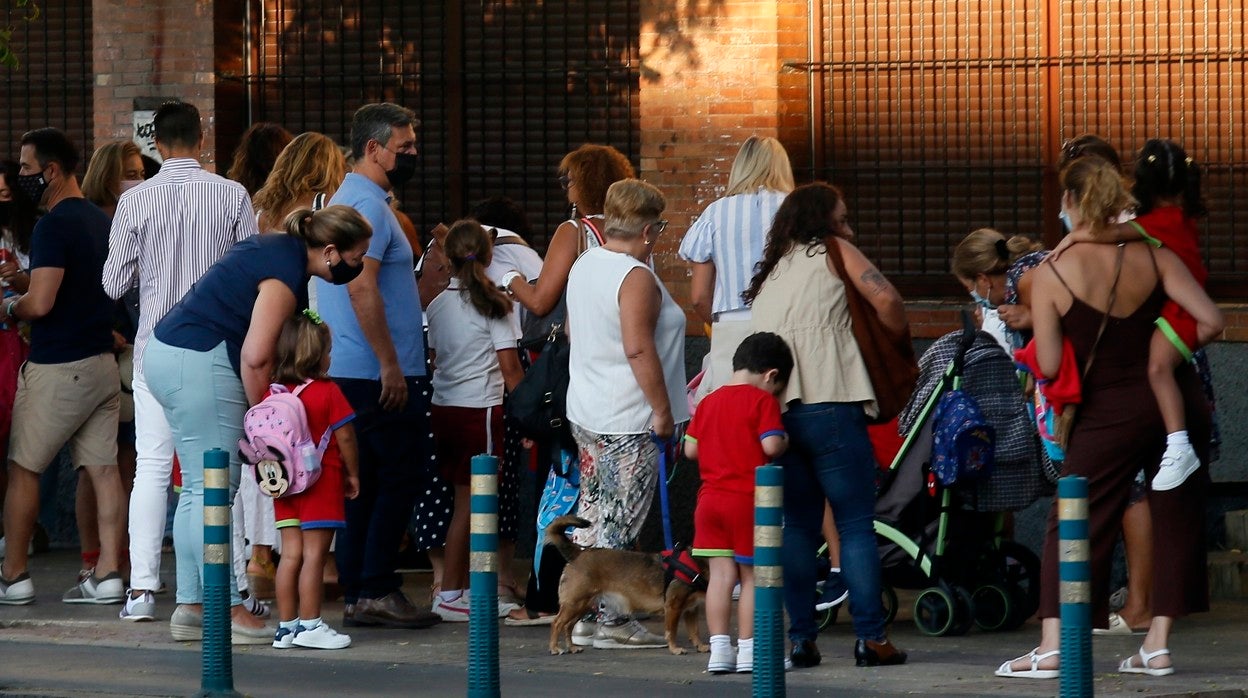 Niños en la puerta de un colegio