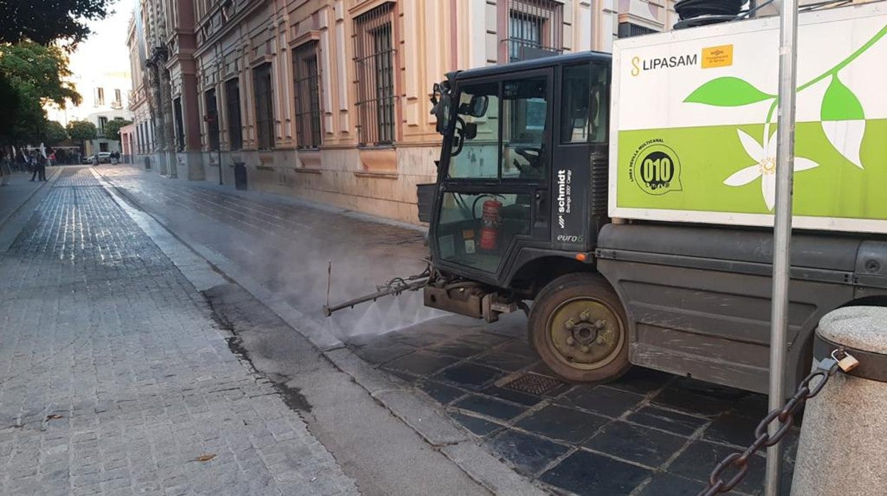 Un vehículo de Lipasam baldea la acera del Museo de Bellas Artes